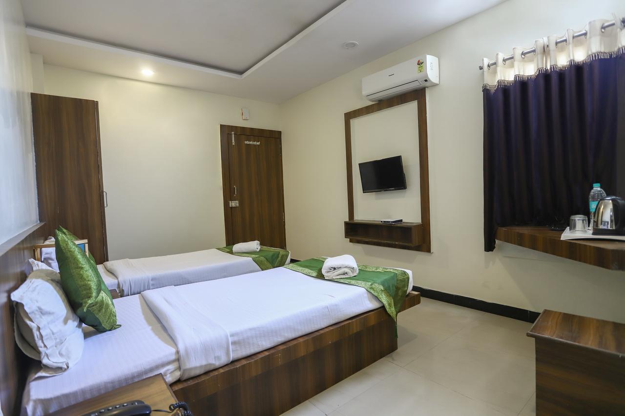 Hotel Ashoka Palace Ujjain Bagian luar foto